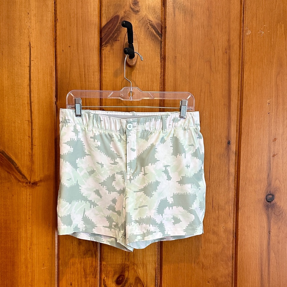 Under Armour Women’s Green White Golf Shorts Size 8